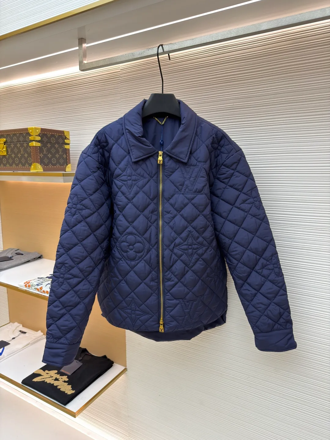 LOUIS VUITTON Quilted Jacket ●Original version: Purchased and developed by 23355 ●Item number: 1681355-D35 ●Fabric: high-density nylon fabric ●Technology: embossed production ●Color: navy ●Version: fitted version ●Weight: about 560 grams ●Size: 44-46-48-50 ●Description: This jacket is made of high-density nylon fabric and made with diamond quilting technology. It has a three-dimensional texture and is warm. The lapel design is matched with the brand's customized metal zipper, and the zipper head is decorated with the LV logo, which is smooth and highly recognizable. The quilted pattern on the body combines the brand's classic Monogram elements and floral patterns, and is presented through three-dimensional sewing technology, with exquisite and layered details. The overall cut is a short silhouette, and the splicing of the body is made with seamless gluing to prevent threads from being exposed; the fabric is treated with water-repellent treatment to improve practical performance. From the intricate design of quilting patterns to the exquisite processing of metal accessories, every step reflects Louis Vuitton's exquisite craftsmanship in luxury quilted items. It is a fusion of classic elements and technological innovation. The overall wiring is straight and delicate, the fabric is comfortable and soft, and the color is consistent without color difference. It can be matched with the same style to create a fashionable look and control various occasions. Customized accessories, complete with three standards, same style for men and women!